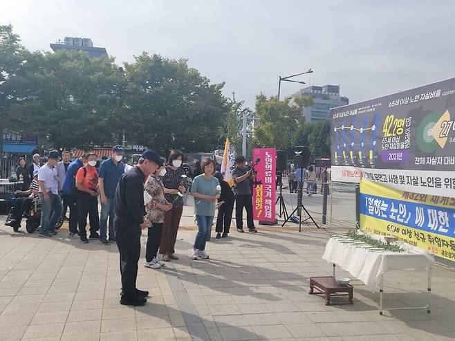 1일 유엔 ‘세계 노인의 날’ 서울 종로구 종묘공원 앞에서 열린 제1회 무연고 사망 및 자살 노인을 위한 추모제. 참여자들이 홀로 삶을 등진 노인들을 위해 헌화하고 있다. 사진 장예지 기자