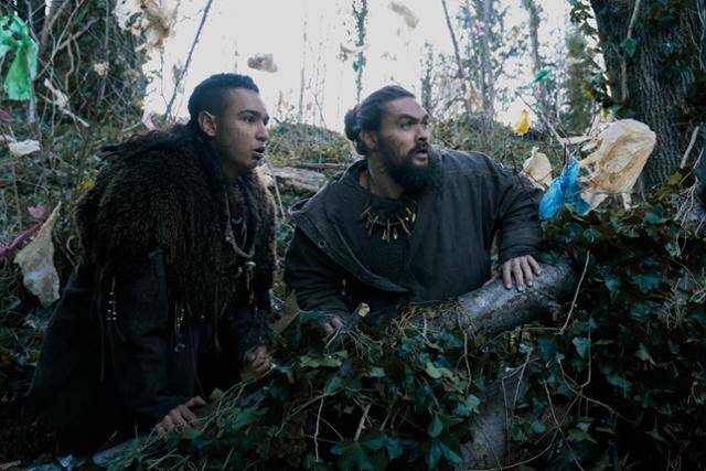 아들 코푼(왼쪽)은 시력을 갖췄고, 아버지 바바 보스는 앞을 볼 수 없다. 두 사람은 각자 예민한 감각기관을 활용하고 조화시켜 난관을 헤쳐 나간다. 애플TV플러스 제공