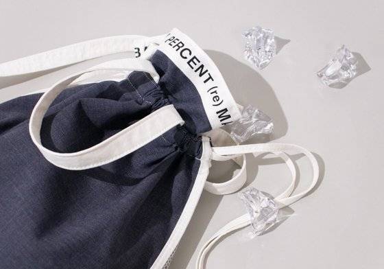 전혀 다른 소재의 교복 여러 개를 혼합해서 만든 리버드 '퍼센트' 라인의 가방. 사진 리버드