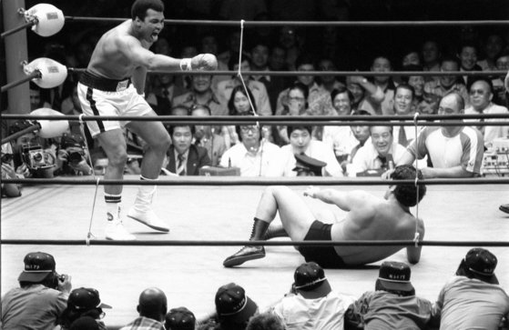 일본 프로 레슬러 안토니오 이노키(오른쪽)가 1976년 6월 16일 도쿄 일본무도관에서 프로 복싱 세계 헤비급 챔피언인 무하마드 알리(왼쪽)와 이종 대결을 벌이고 있다. 도쿄 교도=연합뉴스