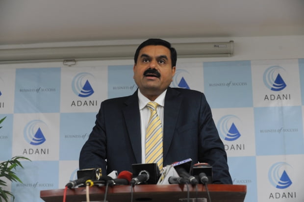 <YONHAP PHOTO-1830> Gautam Adani, Chairman of the Adani Group speaks during a press conference in Ahmedabad on December 23, 2010. Adani Power Limited successfully synchronized India's first supercritical unit of 660 Megawatt at Mundra in Kutch district of Gujarat on December 22, 2010. The unit is the world's first Supercritical technology based project, which operate at higher temperatures and pressures and are 25 percent more efficient then conventional sub-critical power plants. AFP PHOTO / Sam PANTHAKY
/2010-12-23 22:03:19/
<저작권자 ⓒ 1980-2010 ㈜연합뉴스. 무단 전재 재배포 금지.>
