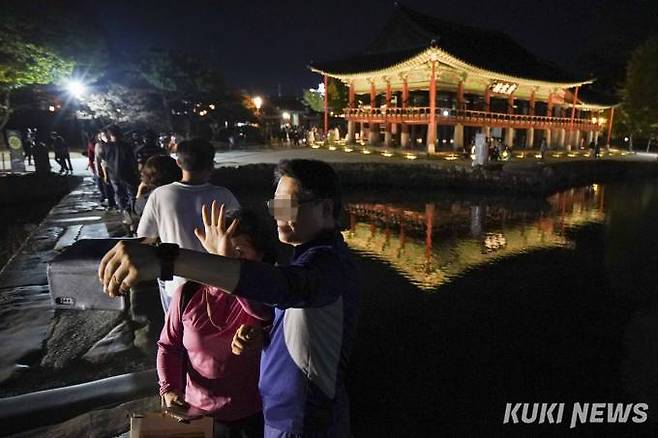 1일 오후 전북 남원시 광한루원에서 열린 '2022 남원 문화재야행'을 찾은 시민들이 야경을 즐기고 있다.