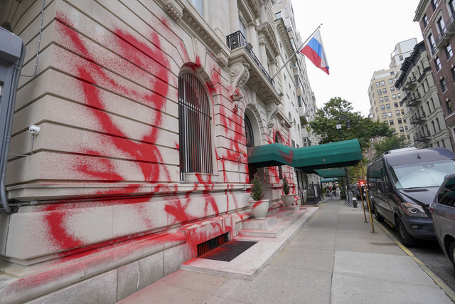붉은색 페인트 공격을 받은 뉴욕의 러시아 영사관. AP 연합뉴스