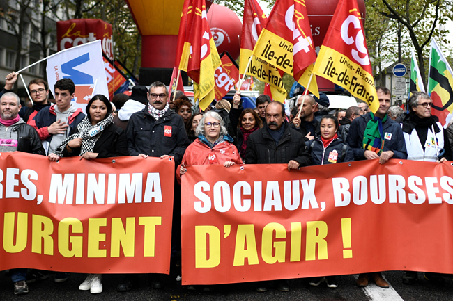 29일 프랑스 파리에서 CGT노동조합 소속 조합원들이 구호를 들고 행진하고 있다. AFP·연합뉴스