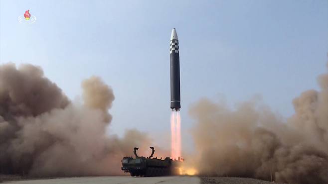 [서울=뉴시스] 북한이 지난 3월24일 김정은 북한 조선노동당 총비서 겸 국무위원장의 지시로 신형 대륙간탄도미사일(ICBM) 화성 17형을 시험 발사하고 있다.  *재판매 및 DB 금지