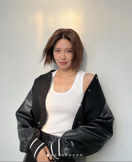 Girls Generation member and actor Choi Soo Young has started to transform style with the end of Drama.On the first day, Sooyoung posted several photos on his instagram without any comment.In the open photo, Sooyoung cuts his long hair to the shoulder, wears a leather jacket and emits a different atmosphere.Especially, Sooyoung gives a feeling that is contrary to the atmosphere of the previous work, and it catches the attention more.Meanwhile, Sooyoung recently appeared on KBS2 If You Wish Upon Me and was cast on MBCs new drama Send a Fan Letter.Choi Soo Young SNS