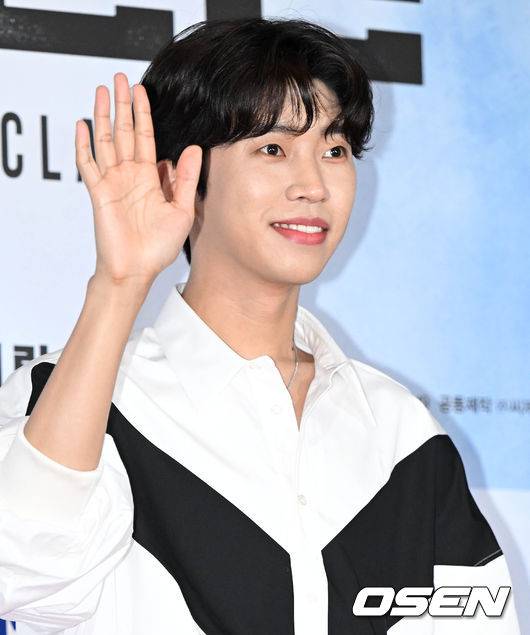 [OSEN=조은정 기자] 영화 '비상선언(감독 한재림)' VIP 시사회 포토월 행사가 25일 오후 서울 강남구 메가박스 코엑스에서 열렸다.배우 송강호, 이병헌, 전도연, 김남길, 임시완, 김소진, 박해준이 ‘출연하는 영화 비상선언'은 사상 초유의 항공 테러로 무조건적 착륙을 선포한 비행기와 재난에 맞서는 사람들의 이야기. 오는 8월 3일 개봉한다.가수 임영웅이 포즈를 취하고 있다. 2022.07.25 /cej@osen.co.kr