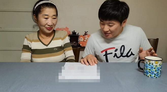 ‘다정한 부부’ 유튜브 채널의 ‘혼인신고’ 영상 속 옥씨(왼쪽)와 전씨. 2022.09.29