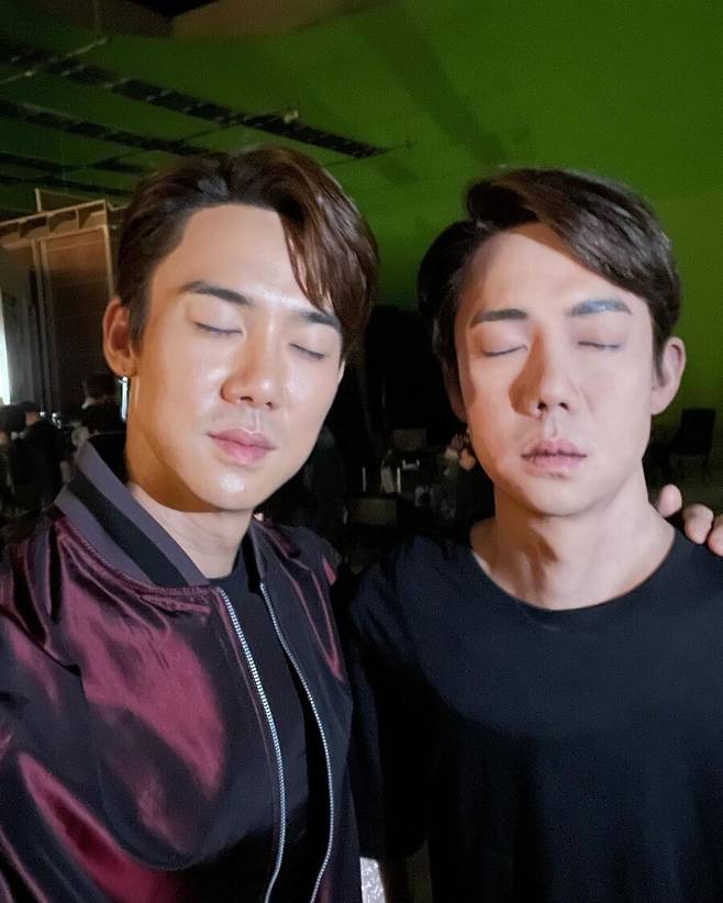 Actor Yoo Yeon-Seok leaves a certification shot with the real Dummy.Yoo Yeon-seok posted several photos on his SNS on the 1st, saying, #Narco-Saints # David Twins  #narcosaints.The photos were accompanied by Yoo Yeon-seok and Dummy, which appear to have been taken on the Netflix series Narco-Saints.Narco Saints is the English title for Narco-Saints.Dummy of Yoo Yeon-seok, which is made of props, has an amazing synchro rate that takes out the Yoo Yeon-seok from hairstyle, neck and facial expression as well as the features.In the video released together, you can check the same details not only in front but also in the side.Yoo Yeon-Seok played David in the Netflix series Narco-Saints released worldwide on September 9th.Narco-Saints is a story about a civilian who was framed by a no-nonsense drug godfather who took control of the South American nation of Narco-Saints accepting the secret mission of the NIS.In addition to Yoo Yeon-seok, Hwang Jung-min Ha Jung-woo Park Hae Soo Joo-jin appeared.