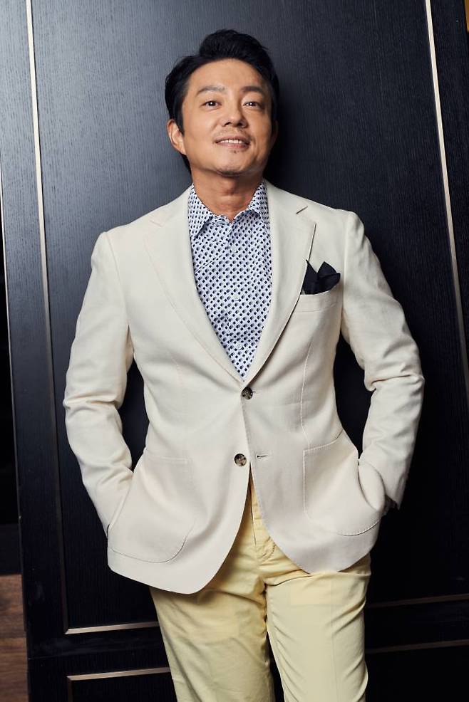 영화 '컴백홈'(감독 이연우)의 주연배우 이범수가 29일 진행된 라운드 인터뷰를 위해 포즈를 취하고 있다.  모든 것을 잃고 15년 만에 고향으로 내려오게 된 무명 개그맨 기세(송새벽 분)가 거대 조직의 보스가 되면서 벌어지는 이야기 '컴백홈'은 10월 5일 개봉예정이다. /사진제공=날개엔터테인먼트 2022.09.29 /사진=이동훈 기자 photoguy@