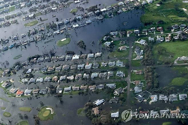 물에 잠긴 플로리다 주택가 (포트마이어스[미 플로리다주] AFP=연합뉴스) 지난9월 29일(현지시간) 허리케인 이언이 쏟아부은 폭우로 물에 잠긴 플로리다 포트마이어스의 주택가. 2022.10.1 [미 해안경비대 제공, 재판매 및 DB 금지]