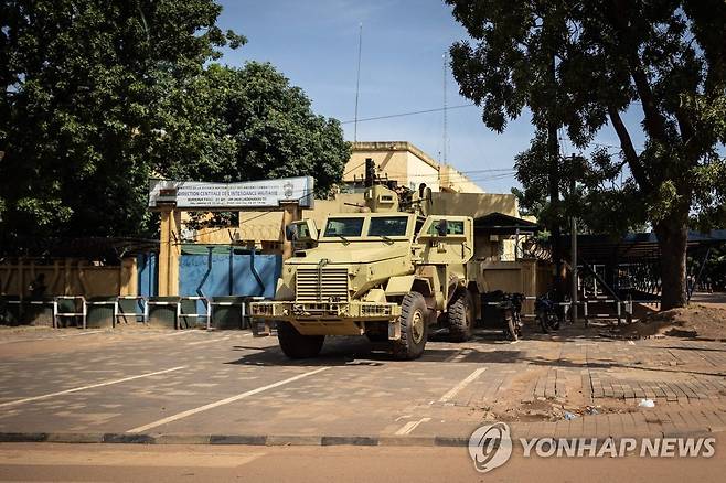 부르키나파소 국영방송 앞의 군용 차량 (와가두구 AFP=연합뉴스) 1일(현지시간) 부르키나파소 수도 와가두구의 국영방송사 앞에 군용 트럭이 보인다. 2022.10.1 photo@yna.co.kr