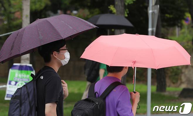 비가 내린 13일 전북 전주시 전북대학교에서 우산을 쓴 학생들이 발걸음을 옮기고 있다. 2022.9.13/뉴스1 ⓒ News1 유경석 기자