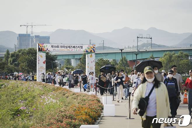 제19회 자라섬 재즈 페스티벌이 오는 3일까지 가평 자라섬과 가평읍 일대에서 열린다. 현장 공연이 개최된 것은 코로나19 이후 3년 만이다. 페스티벌이 개막한 지난 1일 경기 가평군 자라섬에서 관객들이 입장하고 있다. (자라섬재즈페스티벌 제공) 2022.10.2/뉴스1