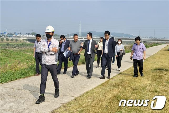 다산 수변공원 현장점검을 진행하는 이진환 시의원