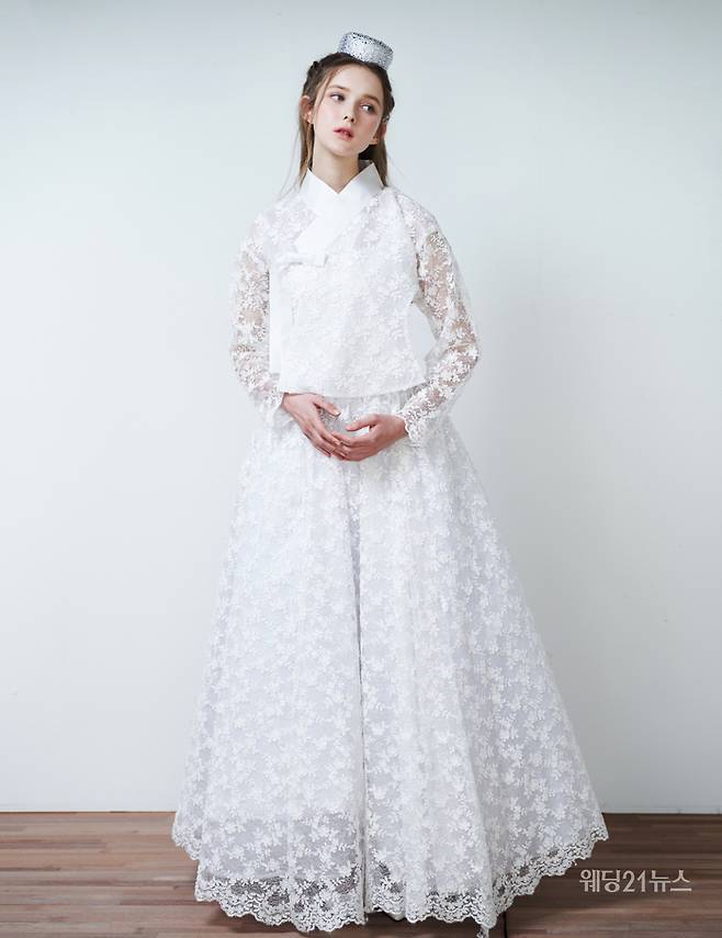 사진 : 웨딩드레스 한드레시아, 에디터 조윤예, 포토그래퍼 김보하(더써드마인드), 헤어 박수영 김나연 메이크업 전미영 정한별(비기닝), 모델 아눅, 제품협찬 로제블랑