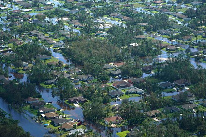 지난달 29일(현지 시각) 허리케인 이언이 휩쓸고 간 미국 플로리다주 포트마이어스 지역의 주택들이 물에 잠겨 있다./AP 연합뉴스