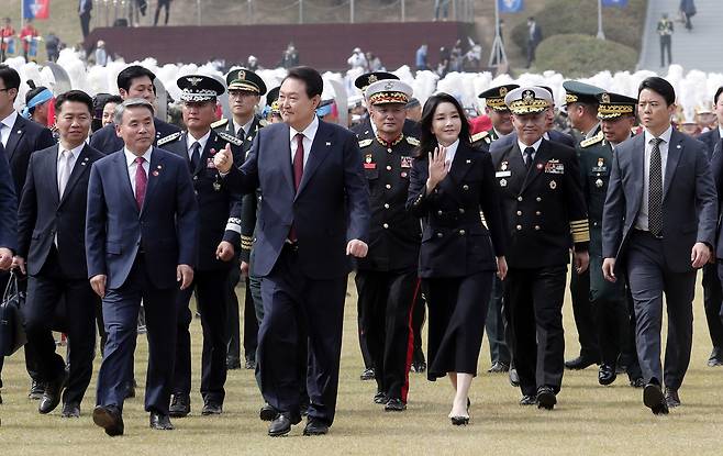 윤석열 대통령과 김건희 여사가 1일 충남 계룡대 대연병장에서 제74주년 국군의 날 기념행사를 마친 후 퇴장하며 장병들을 향해 인사하고 있다.  2022.10.1/대통령실
