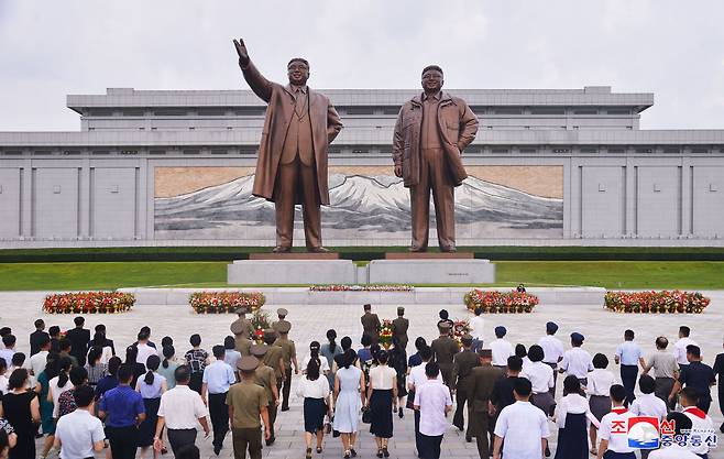 '광복절 77주년'을 맞아 북한 근로자들, 군인들, 학생들이 김일성·김정일 동상을 찾아 헌화하고 있다. /조선중앙통신 홈페이지 캡처