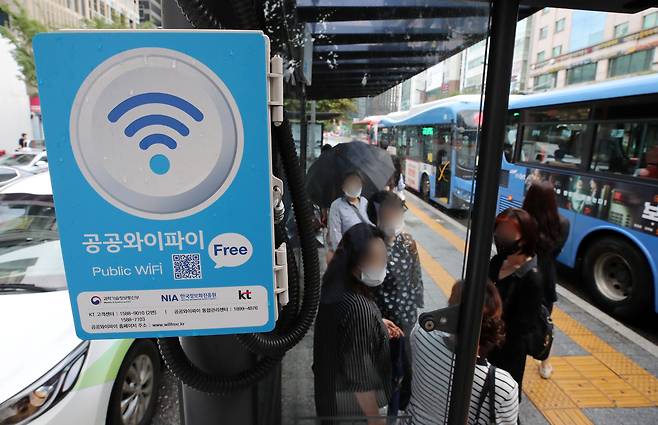 서울 강남역 인근 한 버스정류장에 공공와이파이가 설치돼 있다. /뉴스1