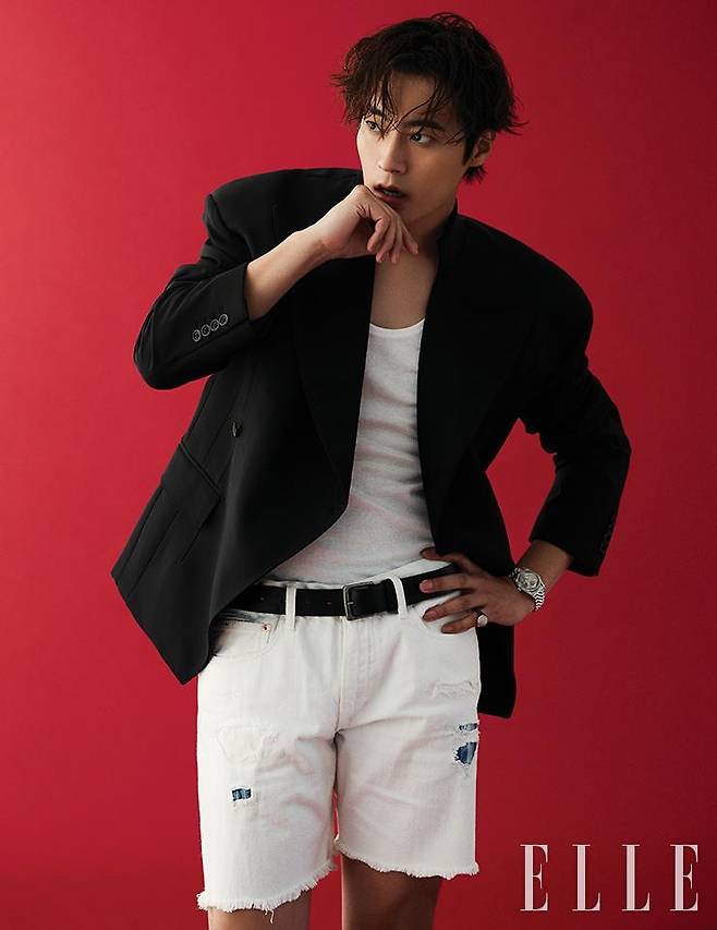 블랙 재킷은 Dolce & Gabbana. 화이트 데님 쇼츠는 Polo Ralph Lauren. 슬리브리스 톱과 벨트는 모두 스타일리스트 소장품. 워치는 Rolex by Beantique. 실버 링은 Scalettoblack.
