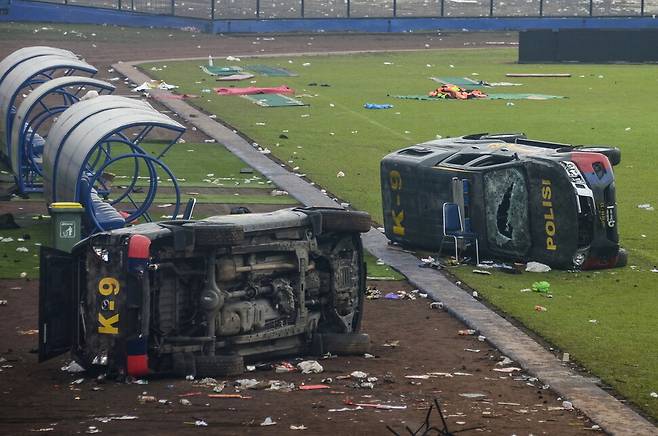 2일 인도네시아 자바의 칸주르한 경기장에 전날 폭동으로 부서진 경찰차량들이 쓰러져 있다. EPA 연합뉴스