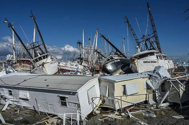 허리케인 이언이 지나간 플로리다주 샌카를로스섬 항구에 1일 선박들과 부서진 건물이 뒤엉켜 있다. AFP 연합뉴스