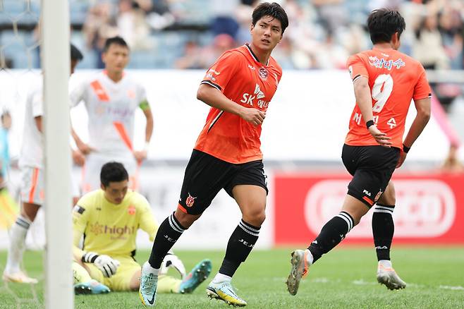 제주 유나이티드 주민규가 만회골을 넣은 뒤 경기 재개를 위해 달려가고 있다. 한국프로축구연맹 제공