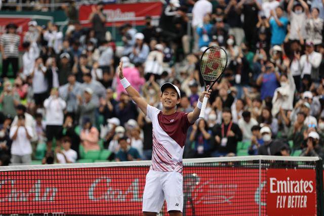 니시오카 요시히토(일본)가 2일 서울 송파구 올림픽공원 테니스경기장에서 열린 남자프로테니스(ATP) 투어 유진투자증권 코리아오픈 단식 결승전에서 데니스 샤포발로프(캐나다)를 꺾고 우승을 차지한 뒤 환호하고 있다. 연합뉴스