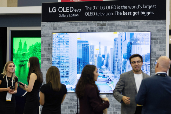 LG전자가 미국 댈러스에서 열린 영상가전 전시회 CEDIA 2022에 참가해 혁신 TV 신제품을 대거 소개했다. 관람객들이 최근 북미 시장에 출시된 97형 올레드 TV를 살펴보고 있다.