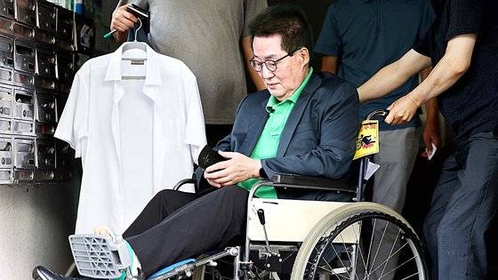 박지원 전 국가정보원장이 8월 16일 오전 검찰의 압수수색을 마치고 여의도 자택을 나서고 있다.   '서해 공무원 피격 사건' 기록 삭제?조작 의혹 등을 수사 중인 검찰은 이날 박 전 원장과 서욱 전 국방부 장관의 자택을 압수수색했다. 연합뉴스