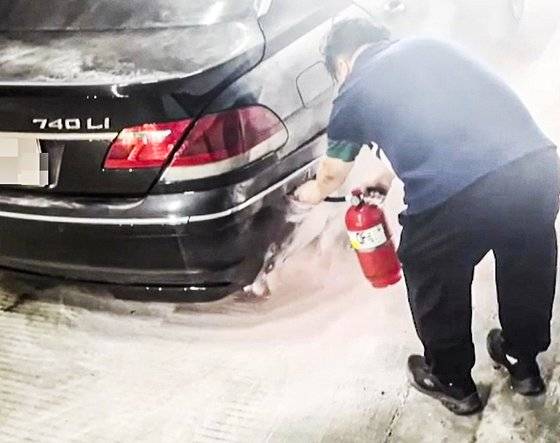 지난달 13일 경기도 수원시 영통구 길마재터널에서 앞선 차량의 우측 뒷바퀴에 불이 나자 진화하기 위해 달려온 뒤 차량 차주. 사진 보배드림 캡처