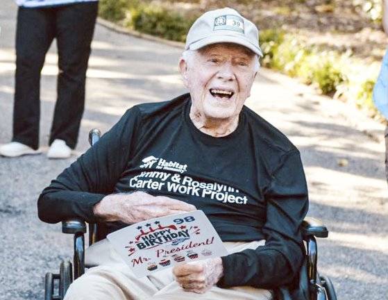 지미 카터 전 미국 대통령이 98번째 생일인 1일(현지시간) 고향이자 거주 중인 미국 조지아주의 작은 마을 플레인스에서 열린 땅콩 축제에 참석해 생일 축하를 받고 있다. 카터 센터 트위터 캡처