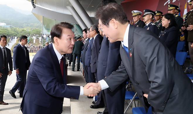 국군의날 기념식에서 악수 윤석열 대통령이 지난 1일 충남 계룡대에서 열린 제74주년 국군의날 기념식에서 이재명 더불어민주당 대표와 악수를 하고 있다. 연합뉴스