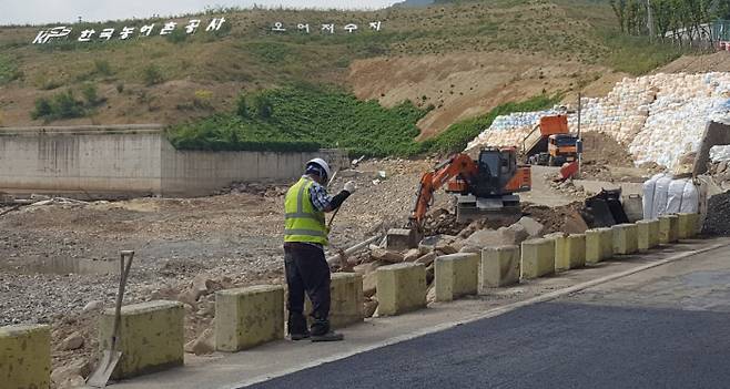 경북 포항시 남구 오천읍 냉천 상류에서 지난달 28일 작업자들이 태풍 힌남노 당시 폭우로 유실된 제방을 복구하고 있다. 백승목 기자