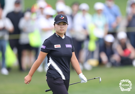 Hong Jung-min looks on the fifth green during the final round of the Hana Financial Group Championship on Sunday at Bear's Best Cheongna in Cheongna, Incheon. [KLPGA]