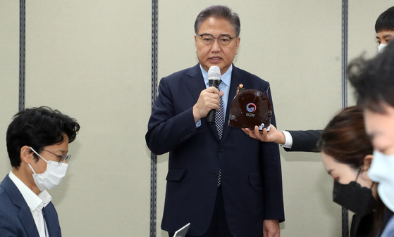 Foreign Minister Park Jin, center, speaks to reporters at the government complex in central Seoul Friday, a day after the liberal Democratic Party (DP) approved a motion for his dismissal. [NEWS1]