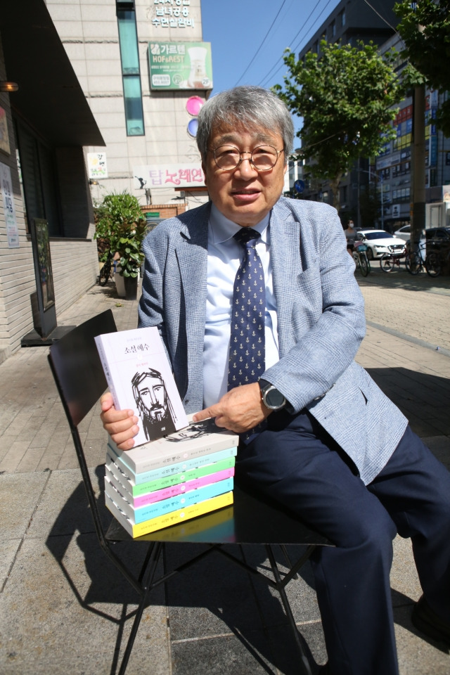 윤석철 작가가 1일 서울 광진구에서 대하 장편 ‘소설 예수’(나남) 7권 완간을 기념해 국민일보와 인터뷰를 하고 있다.