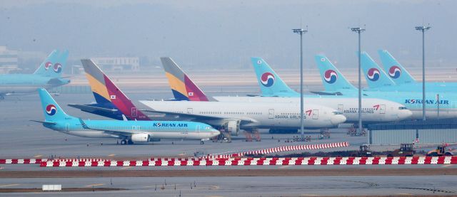 지난 2020년 11월 15일 인천국제공항 전망대에서 바라본 계류장의 대한항공과 아시아나항공 여객기 모습. 뉴시스