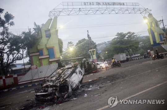 (말랑[인도네시아] AFP=연합뉴스) 인도네시아 동부 자바 말랑 리젠시에서 1일(현지시간) 밤 열린 축구 경기에서 팬들의 난동으로 최소 129명이 사망했다. 사진은 사고가 발생한 구장 출입구. 한 차량이 불에 타 전복돼 있다.