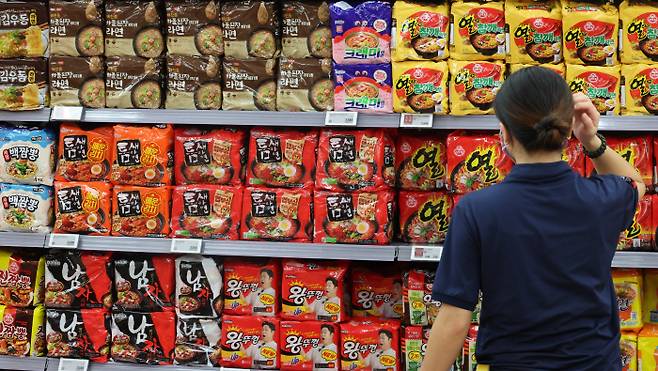 지난 15일 서울시내 한 대형마트 라면 코너의 모습. [사진 = 박형기 기자]