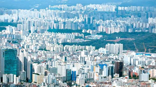 서울 아파트 경매시장이 응찰자가 줄면서 낙찰률도 역대 최저 수준으로 떨어지고 있다. 사진
은 서울 송파구 서울스카이 전망대에서 바라본 아파트 단지 전경. [매경DB]