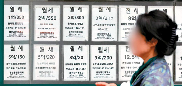 올 1~8월 서울 월세 계약이 전세를 넘어선 가운데 2일 송파구의 한 아파트 단지 앞 중개업소에 월세 매물이 빼곡히 붙어 있다. [박형기 기자]