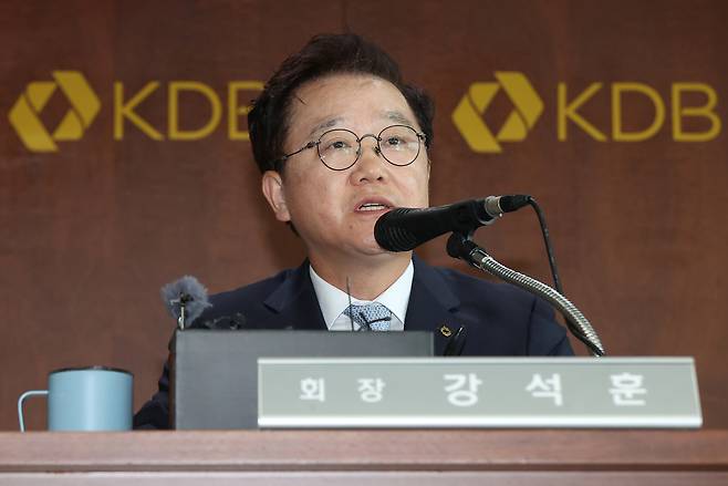 강석훈 산업은행 회장이 26일 오후 서울 여의도 산업은행에서 대우조선해양의 전략적 투자유치 절차 개시와 관련해 브리핑하고 있다. [연합]