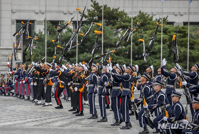 [서울=뉴시스] 정병혁 기자 = 2일 오후 서울 용산구 전쟁기념관 평화의광장에서 열린 국민과 함께하는 K-밀리터리 페스티벌에서 3군 의장대가 시범을 보이고 있다. 2022.10.02. jhope@newsis.com