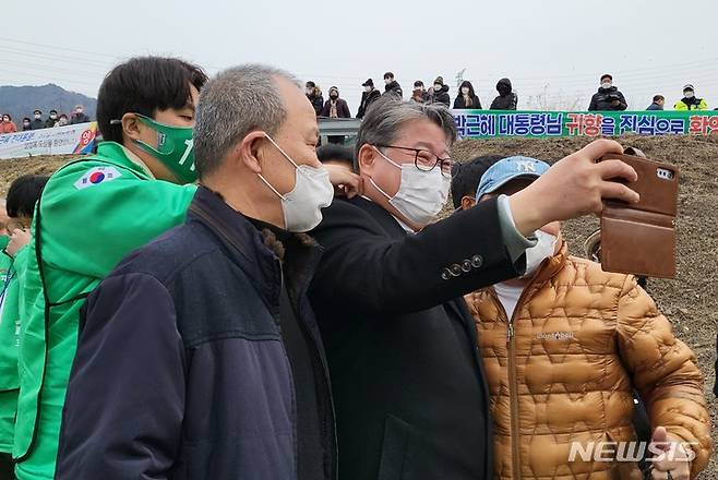 [대구=뉴시스] 고여정 기자 = 19일 오전 조원진 우리공화당 대선 후보가 대구 달성군 유가읍 쌍계리 박근혜 전 대통령 사저 앞에서 지지자와 사진을 찍고 있다. 2022.02.19 ruding@newsis.com