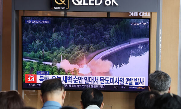 북한이 국군의 날, 동해상으로 탄도미사일 2발을 발사한 1일 서울역에서 시민들이 관련 뉴스를 티비로 시청하고 있다. 연합뉴스