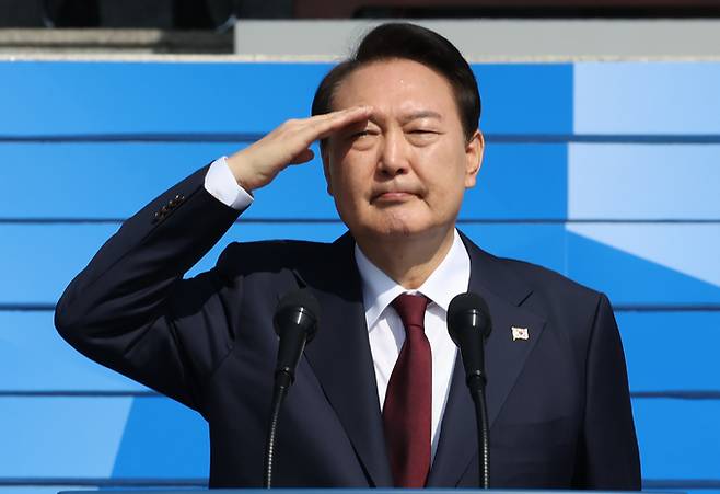 윤석열 대통령이 지난&nbsp; 1일 오전 충남 계룡대 대연병장에서 열린 건군 ‘제74주년 국군의 날’기념식에서 거수경례를 하고 있다. 계룡=연합뉴스