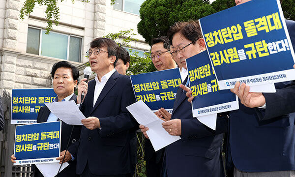 더불어민주당 윤석열정권정치탄압대책위원회 소속 김의겸 의원이 지난달 26일 서울 종로구 감사원을 항의방문해 전정부에 대한 표적감사 중단을 촉구하고 있다. 뉴스1