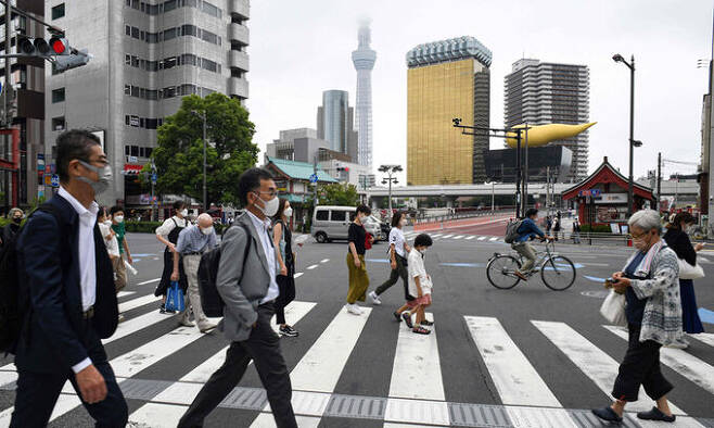 일본 도쿄 아사쿠사 지역의 한 횡단보도에서 사람들이 길을 건너고 있다. AFP연합뉴스